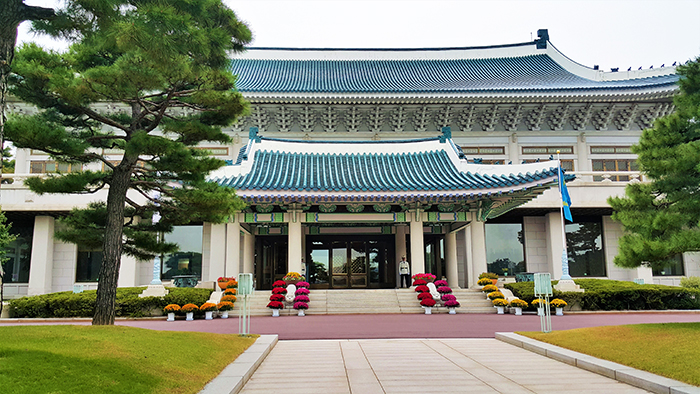 The Yeomingwan is where the president works.